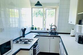 3bed Apartment Sleeps 6 - Free Parking, Wifi