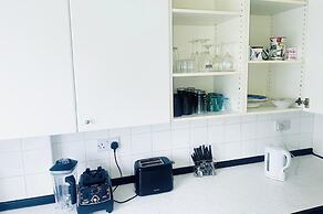 3bed Apartment Sleeps 6 - Free Parking, Wifi