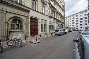 Cosy Studio for 4 People by Renters