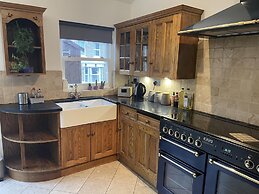 Traditional Elegant Spacious English Home, 4bdr