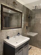 Traditional Elegant Spacious English Home, 4bdr