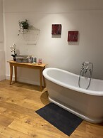 Traditional Elegant Spacious English Home, 4bdr