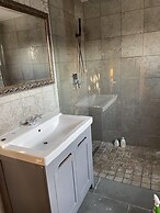 Traditional Elegant Spacious English Home, 4bdr