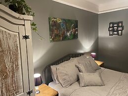 Traditional Elegant Spacious English Home, 4bdr