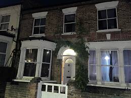 Traditional Elegant Spacious English Home, 4bdr