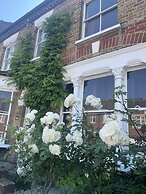 Traditional Elegant Spacious English Home, 4bdr