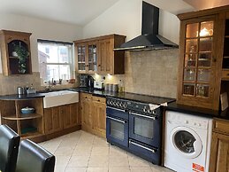 Traditional Elegant Spacious English Home, 4bdr