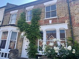 Traditional Elegant Spacious English Home, 4bdr