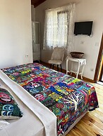 MADAM AFRODİT KONUKEVİ