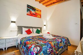 MADAM AFRODİT KONUKEVİ