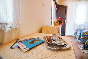 MADAM AFRODİT KONUKEVİ