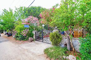 MADAM AFRODİT KONUKEVİ