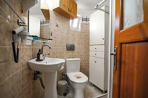 MADAM AFRODİT KONUKEVİ