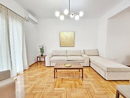 Athens Divas One Paradise