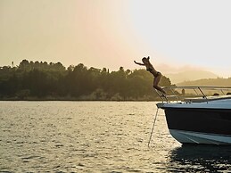 Avali, Mar-Bella Collection