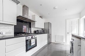 Spacious & Chic 3bed House in London