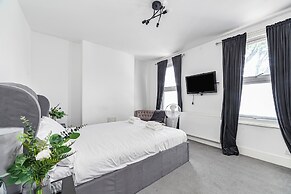 Spacious & Chic 3bed House in London