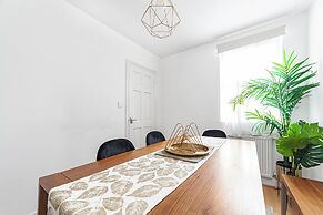 Spacious & Chic 3bed House in London