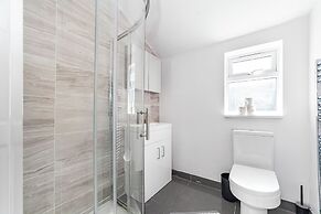 Spacious & Chic 3bed House in London