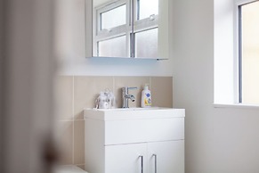 Spacious & Chic 3bed House in London