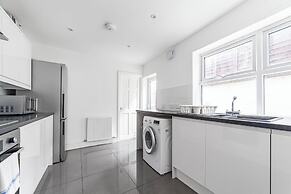 Spacious & Chic 3bed House in London