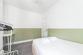 Spacious & Chic 3bed House in London