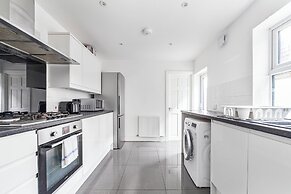 Spacious & Chic 3bed House in London