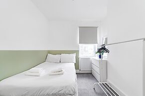 Spacious & Chic 3bed House in London