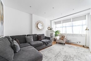 Spacious & Chic 3bed House in London