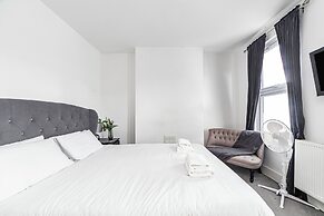 Spacious & Chic 3bed House in London