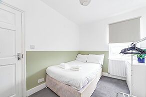 Spacious & Chic 3bed House in London