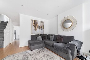 Spacious & Chic 3bed House in London
