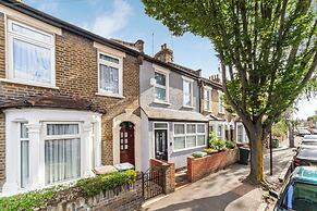 Spacious & Chic 3bed House in London