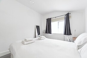Spacious & Chic 3bed House in London
