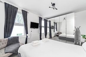 Spacious & Chic 3bed House in London