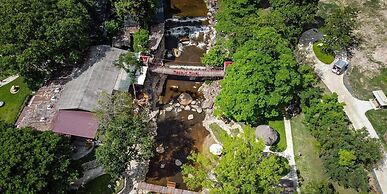 Pang fan Rock & River Resort