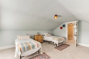 Walkable Zelienople Home w/ Patio & Grill!