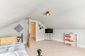 Walkable Zelienople Home w/ Patio & Grill!