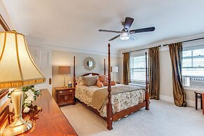 Walkable Zelienople Home w/ Patio & Grill!