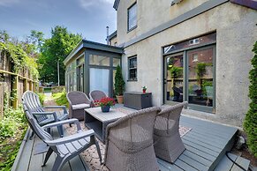 Shared Hot Tub: Historic Cottage, Walk to Elm Park