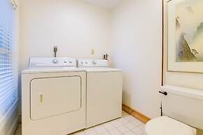Shared Hot Tub: Historic Cottage, Walk to Elm Park