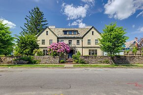 Shared Hot Tub: Historic Cottage, Walk to Elm Park