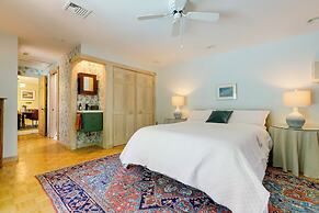Shared Hot Tub: Historic Cottage, Walk to Elm Park