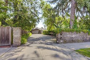 Shared Hot Tub: Historic Cottage, Walk to Elm Park