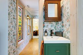 Shared Hot Tub: Historic Cottage, Walk to Elm Park