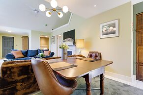 Shared Hot Tub: Historic Cottage, Walk to Elm Park