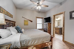 Branson Cabin w/ Pool Access & Private Boat Slip!