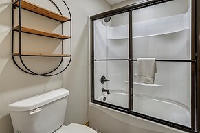 Branson Cabin w/ Pool Access & Private Boat Slip!