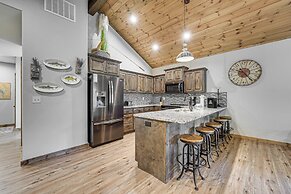 Branson Cabin w/ Pool Access & Private Boat Slip!