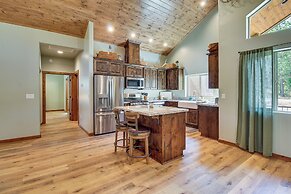 Fire Pit + Deck: Airy Cabin Near Pinetop Lakes